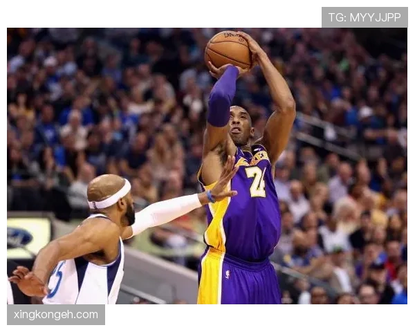 科比无球跑动牵制防守，拉开空间改变湖人进攻结构