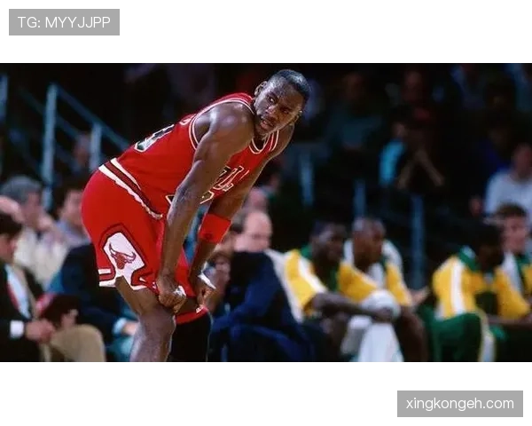 奥斯卡·罗伯特森无球跑动减少，组织重心前移改变进攻结构